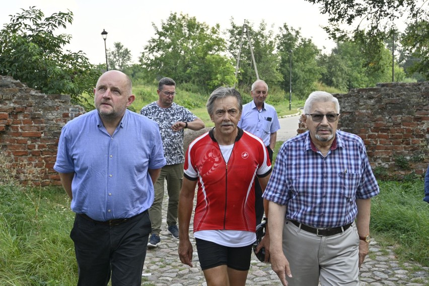 Marszałek Piotr Całbecki oglądał postępy w przebudowie...