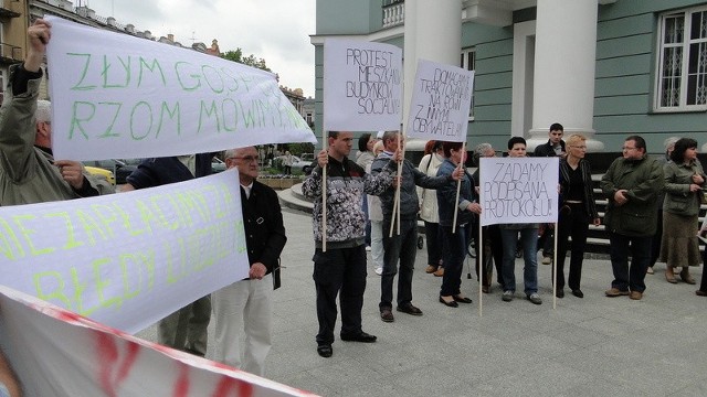 Kilkudziesięciu lokatorów bloków socjalnych protestowało pod Urzędem Miasta żądając prawidłowego &#8211; ich zdaniem - naliczania opłat za wodę i ogrzewanie.