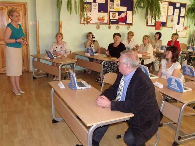 Uczestników niezwykłej lekcji powitała dyrektor ZSO, Alicja Różańska Cembrowska, w pierwszej ławce siedzi burmistrz Marcin Majcher.