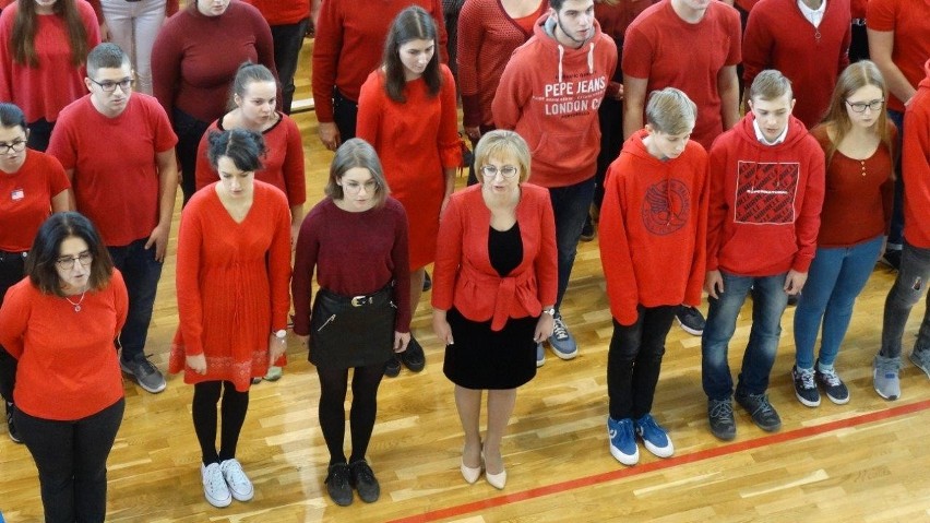 Podczas hymnu utworzyli biało-czerwoną. Wyjątkowe obchody Święta Niepodległości w VI Liceum Ogólnokształcącym w Kielcach (WIDEO, ZDJĘCIA)