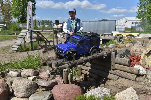 W niedzielę nasz fotoreporter odwiedził "Modelmania Park" - tor wyścigowy przy ul. Skłodowskiej-Curie w Toruniu, gdzie rywalizowali ze sobą uczestnicy II rundy Rajdowego "Mickey Mouse", czyli zawodów dla debiutantów w świecie motorsportu RC. Oto fotograficzna relacja z tych modelowych wyścigów, czy raczej wyścigów modeli.