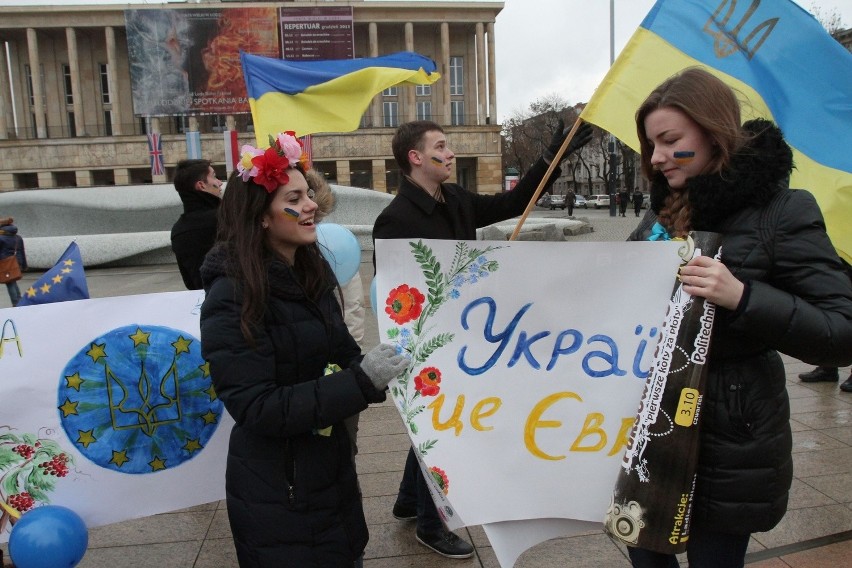 Łódzcy studenci solidaryzują się z Ukraińcami. Pikieta na Placu Dąbrowskiego [ZDJĘCIA]
