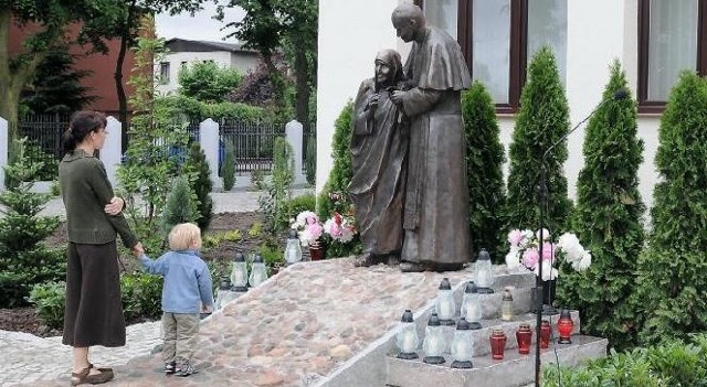 To już piąty pomnik Jana Pawła II w Toruniu. Tym razem papież został przedstawiony razem z Matką Teresą z Kalkuty.
