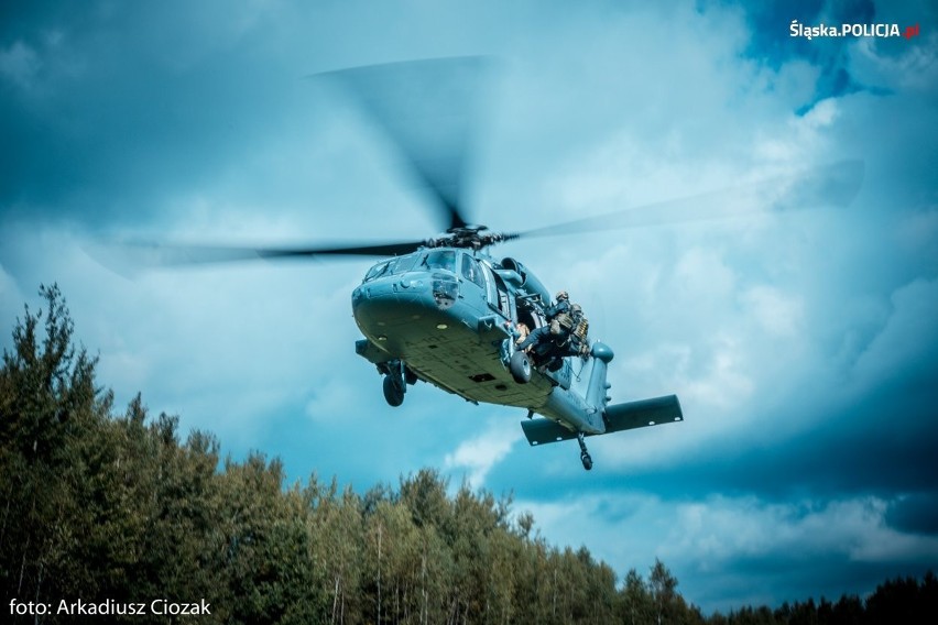 Helikopter Black Hawk krążył nad Porębą. Antyterroryści wylądowali na dachu ZDJĘCIA + WIDEO