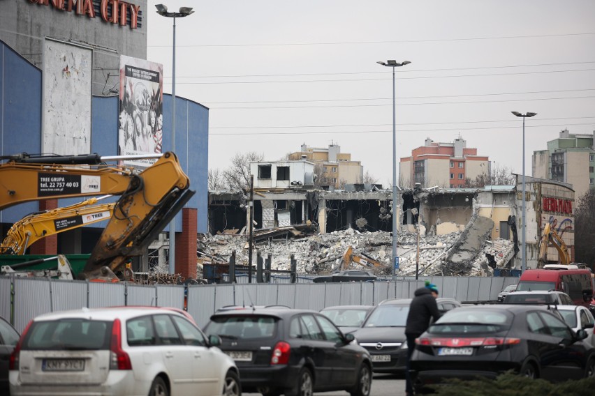 Plaza Kraków staje się rumowiskiem. Ciężki sprzęt burzy kolejne elementy konstrukcji dawnej galerii handlowej