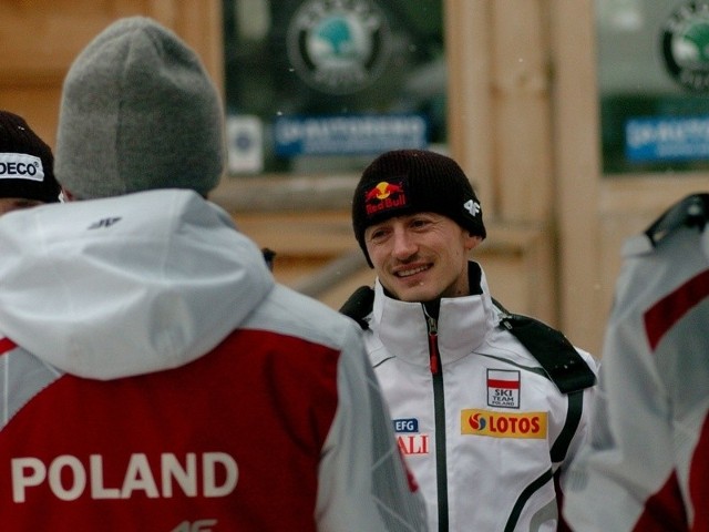 Adam Małysz poprowadził Polaków do trzeciego miejsca w konkursie drużynowym w Lahti.