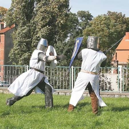 Pojedynki rycerskie nie są reżyserowane. - Dlatego czasami coś zaboli i zostanie jakiś siniak - mówią żagańscy rycerze.