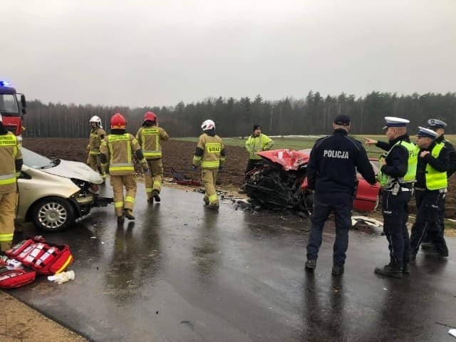 Dobrzyjałowo. Zderzenie czołowe aut. Pięć osób trafiło do szpitala