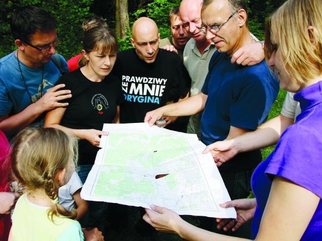 Niedawno w białostockim lesie Pietrasze odbyło się spotkanie geokeszerów. Jeden z nich (na zdjęciu trzeci od lewej) to Zbyszek. Razem z żoną Martą szukają skarbów od listopada 2009 r.