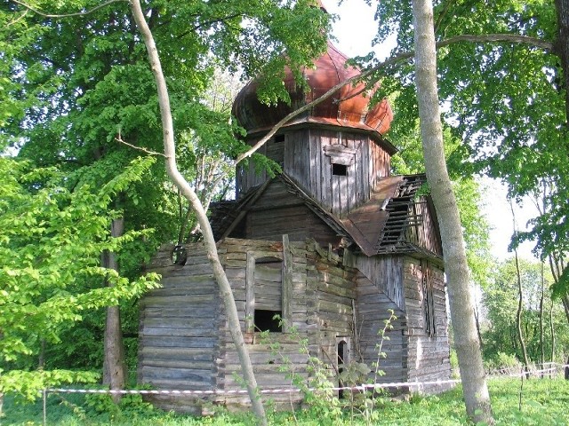 Drewniana cerkiew z 1923 r. niszczeje w lesie tuż przy wjeździe do Kotowa.