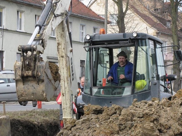 Najważniejszy drogowy remont tego roku w Strzelcach trwa na alei Wolności. To co prawda droga wojewódzka, ale miasto finansuje tu kanalizację deszczową i wodociąg.