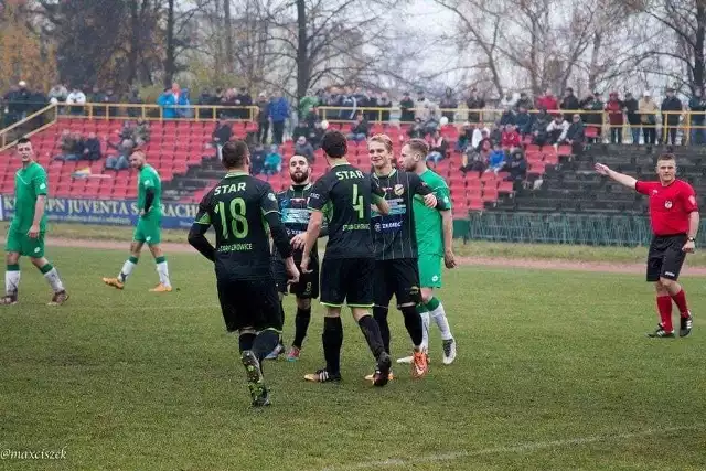 Piłkarze Staru Starachowice fetowali awans do czwartej ligi.