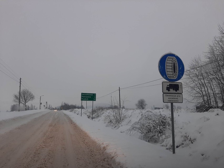 W warunkach zimowych kierowcy ciężarówek pokonujący trasę...