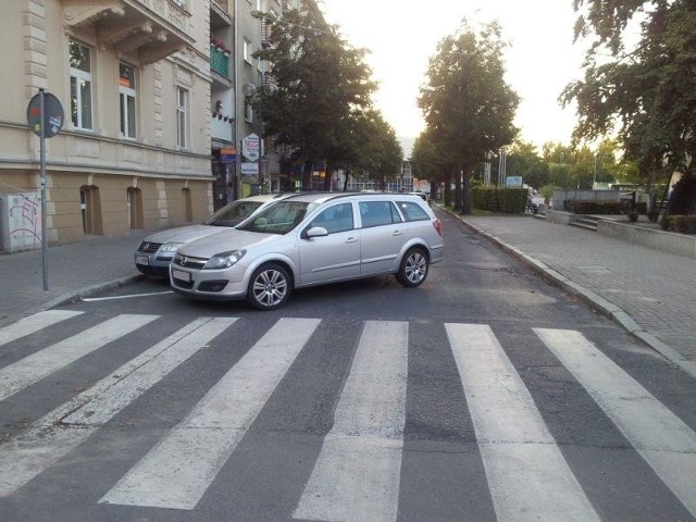 Autodrań zablokował przejazd przy Placu Bohaterów w Zielonej Górze.