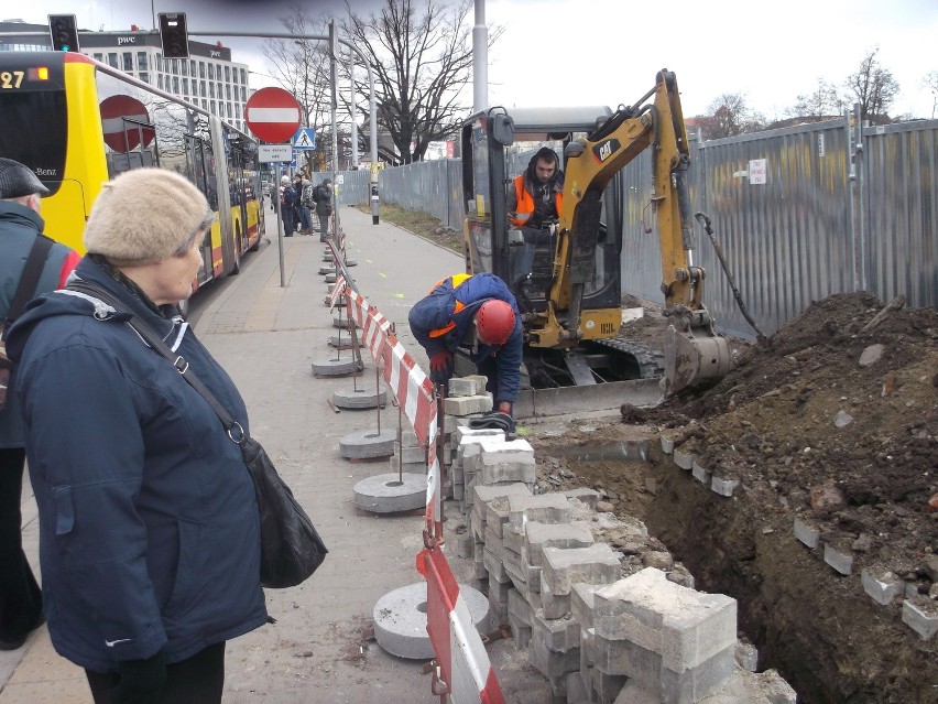 Wrocław: Rozkopany chodnik przy PKS. To w związku z przebudową dworca (ZDJĘCIA)