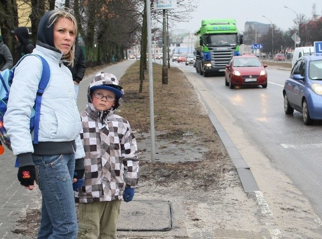 Marta Tumulec odprowadza do szkoły przy ulicy Leszczyńskiej syna Gracjana, ucznia klasy I A. &#8211; Na tym przejściu jest bardzo niebezpiecznie &#8211; podkreśla kobieta.