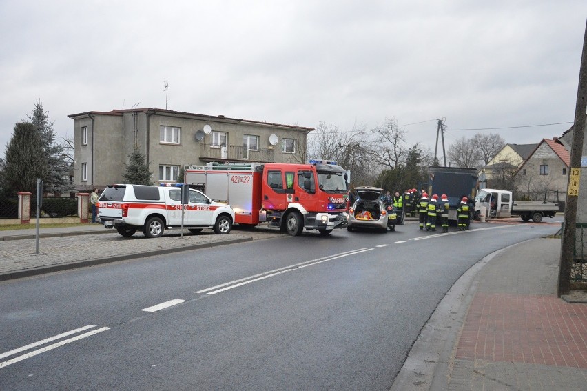 Czołowe zderzenie ciężarówki i busa! [ZDJĘCIA]