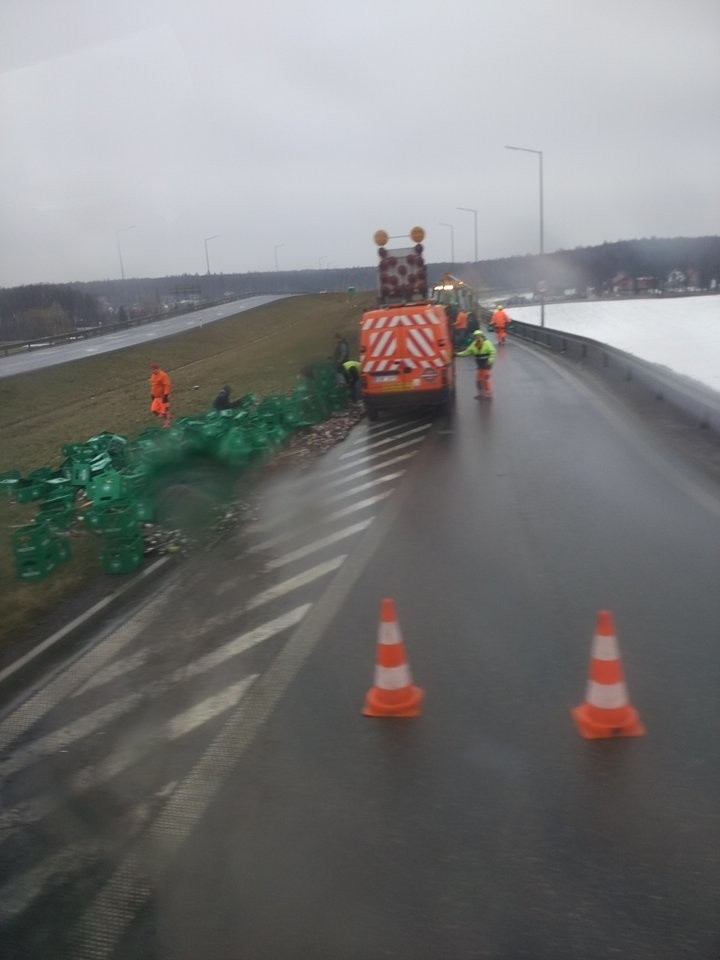 Brzesko. Ładunek piwa zatarasował zjazd z autostrady