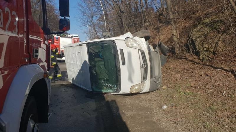 Nowy Sącz. Wypadek na ul. Tarnowskiej. Kierowca samochodu dostawczego zasnął za kierownicą [ZDJĘCIA]