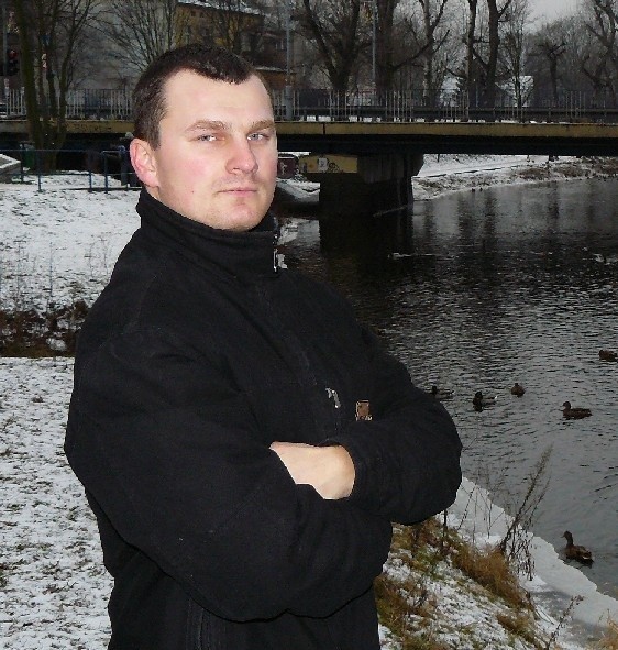 Mariusz Sroka ma 32 lata. Wędkuje od 1985 r. Jest prezesem Wędkarskiego Klubu Sportowego Abramis z Międzyrzecza i wiceprzewodniczącym kapitanatu sportowego w gorzowskim okręgu Polskiego Związku Wędkarskiego.