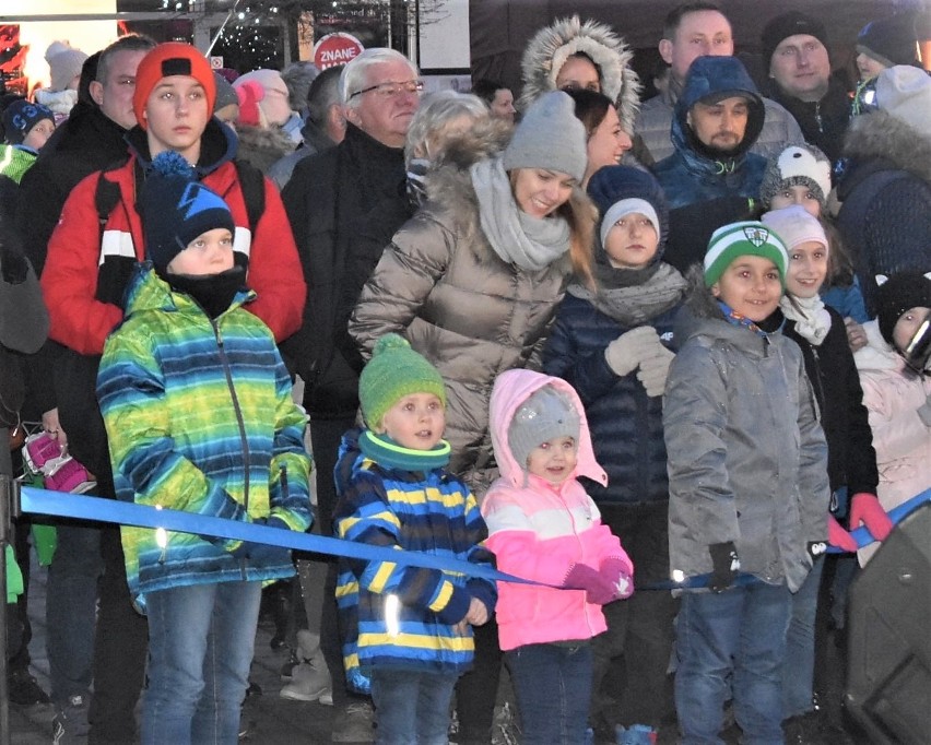 Choinka świąteczna zabłysnęła w Oświęcimiu. Najbardziej cieszyły się dzieci, które razem ze Świętym Mikołajem zaświeciły choinkę  [ZDJĘCIA]