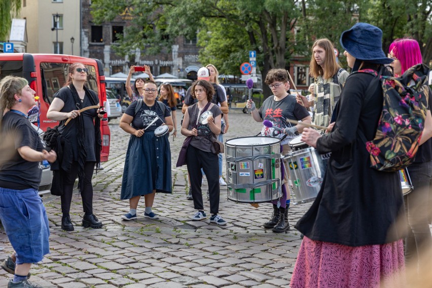 Kraków. Pikieta środowisk proaborcyjnych pod komisariatem policji na ul. Szerokiej