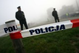 Makabryczne odkrycie w lesie w Pakosławiu. Policja ustaliła tożsamość osoby ze spalonego samochodu. "Usiłował dokonać zabójstwa"
