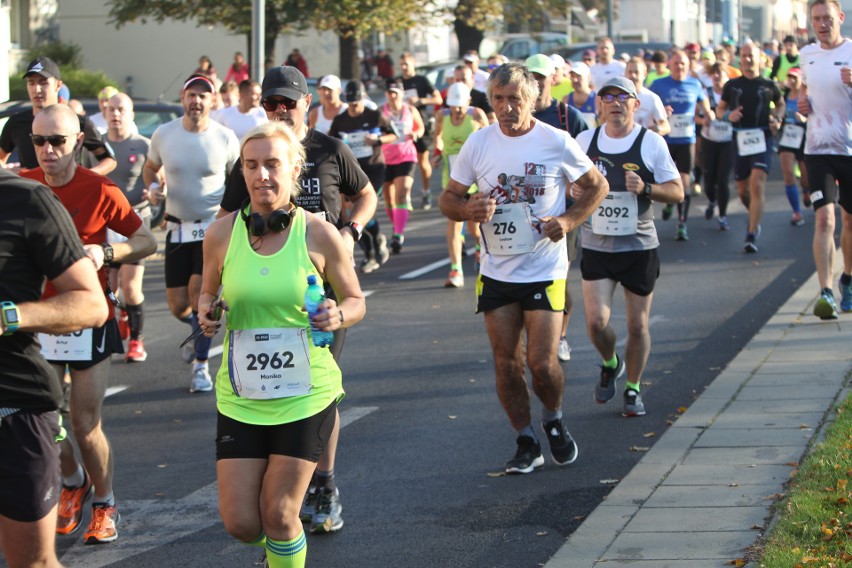 Zdjęcia z maratonu w Poznaniu 2018 - biegacze na pierwszym...