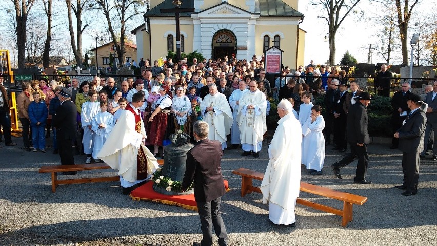 Simoradz: Zrabowany w czasie wojny dzwon wrócił dzisiaj do parafii [FOTORELACJA]