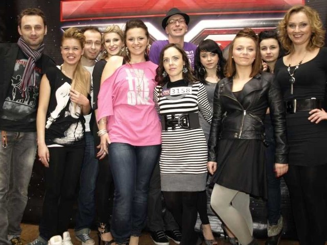 Zespół Discover Music World w pełnym składzie podczas castingu do programu "X Factor&#8221; w Teatrze Dramatycznym w Warszawie.