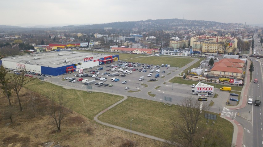 Auchan zamiast Tesco na ul. Lwowskiej 36 w Przemyślu? Mamy stanowisko dwóch sieci hipermarketów [ZDJĘCIA]