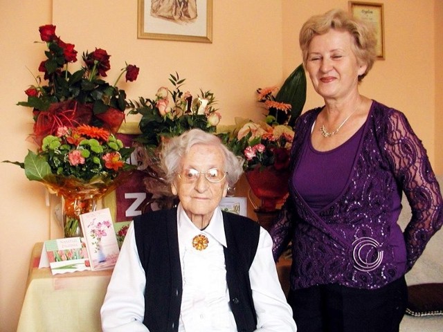 101-latka Zofia Piskorska z najmłodszą córką Jadwiga w domu w Janowcu