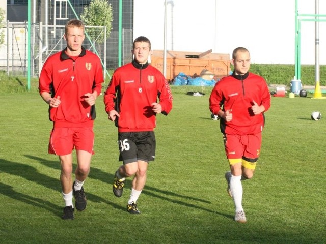 Piłkarze młodej Korony na poniedziałkowym treningu pierwszego zespołu &#8211; od lewej Mateusz Janiec, Bartłomiej Michalski i Andrzej Paprocki.