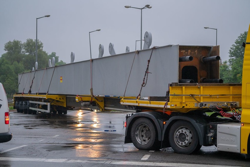 Nowy Sącz. Pierwsze elementy Mostu Heleńskiego już dotarły