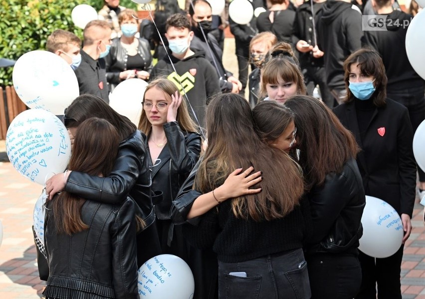 Gryfice. Marsz pamięci zamordowanej Magdy. 18-latkę pożegnali szkolni znajomi. ZDJĘCIA