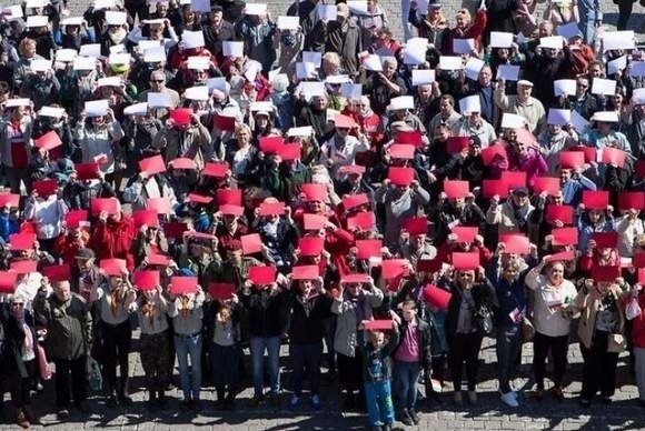 Kilkadziesiąt osób stworzyło żywą flagę w Słupsku
