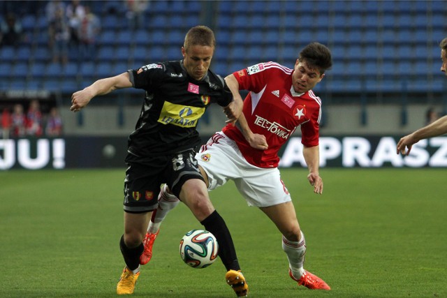 Vlastimir Jovanović (z lewej) podczas meczu Korony Kielce z Wisłą Kraków