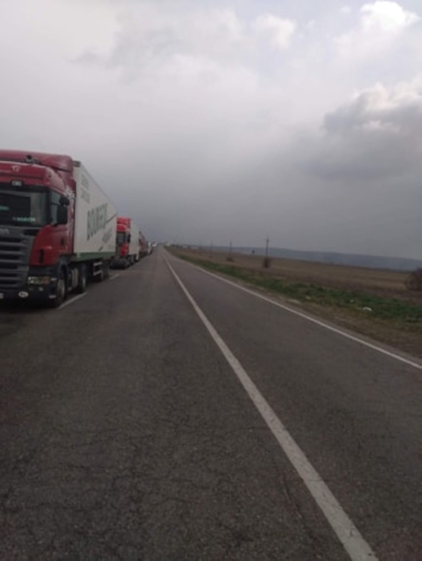 Kolejka ciężarówek oczekujących na wjazd do Polski