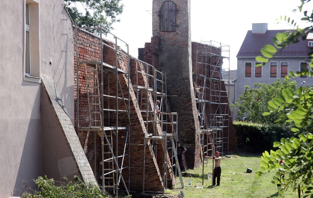 Rozpoczęto realizację prac związanych z renowacją i konserwacją murów miejskich w Grudziądzu. Koszt to ponad 607,5 tys. zł.