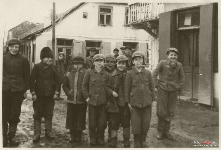 Fotografia wykonana w Piaskach w 1940 r. w tle ul. Zamojska