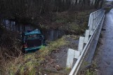 Wypadek na trasie Barkowo - Debrzno 2.01.2018 r. Samochód wjechał do rzeki. Cztery osoby trafiły do szpitala [zdjęcia]