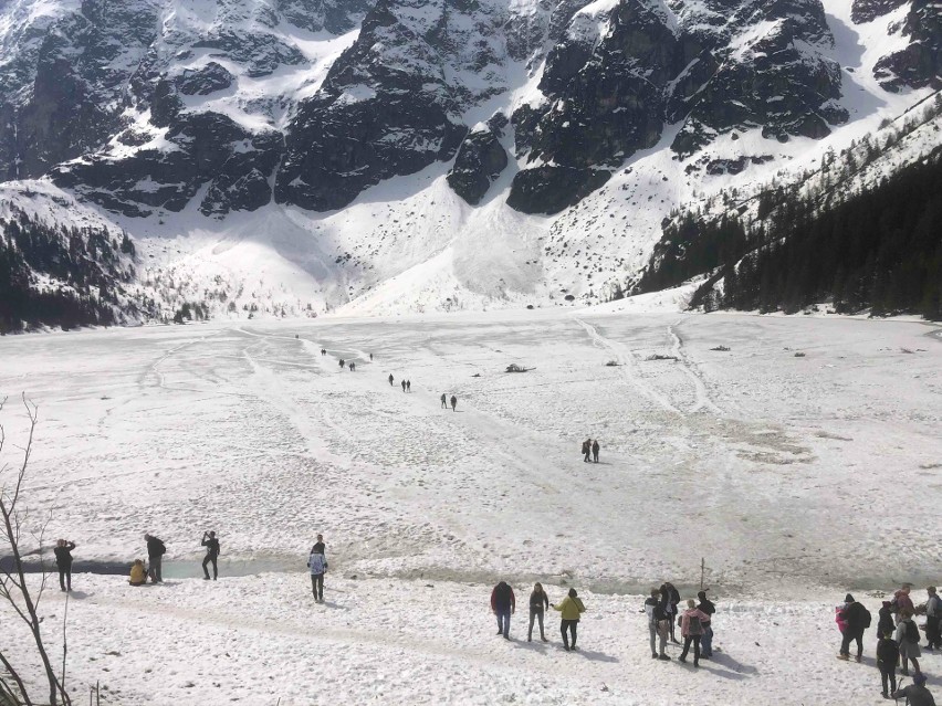 Majówka 2022 w Tatrach. Morskie Oko oblężone przez turystów. Wielu wchodzi na lód, choć tafla zaczęła rozmarzać [ZDJĘCIA]