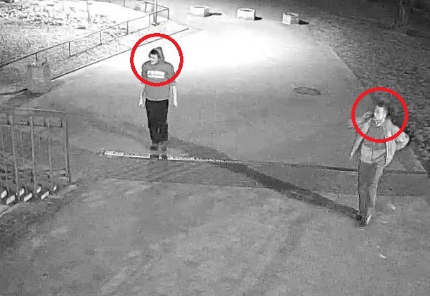 Policja szuka sprawców kradzieży skutera. To dwaj złodzieje. Zdjęcia z monitoringu pokazują, że to oni ukradli skuter.