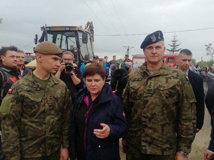 Wicepremier Szydło, minister Błaszczak i generał Kukuła na wałach w Zawichoście