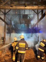 Szczurowa. 32 strażaków walczyło z pożarem stodoły w Szczurowej, spłonęły maszyny, ciągnik i samochód [ZDJĘCIA]