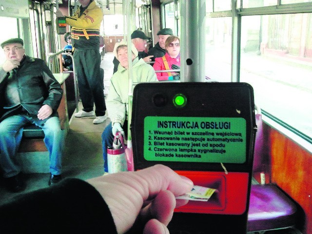 Problemy z biletami w tramwajach podmiejskich. Pasażerowie musieli jechać na gapę