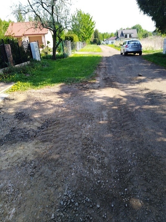 Remont ul. Urodzajnej w Lublinie. Kładą asfalt tylko na swojej połowie drogi (ZDJĘCIA)