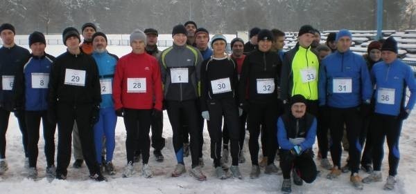 Biegacze pierwszej raty maratonu w Dobrodzieniu.