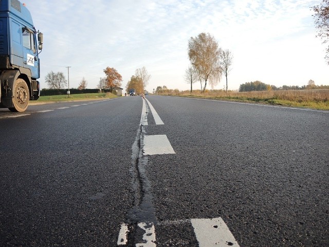 Cztery lata temu za 20 mln zł zmodernizowano prawie 10-kilometrowy odcinek drogi krajowej nr 20 między Miastkiem a Węglewem. Teraz jest kolejny remont, bo droga zaczęła pękać. 