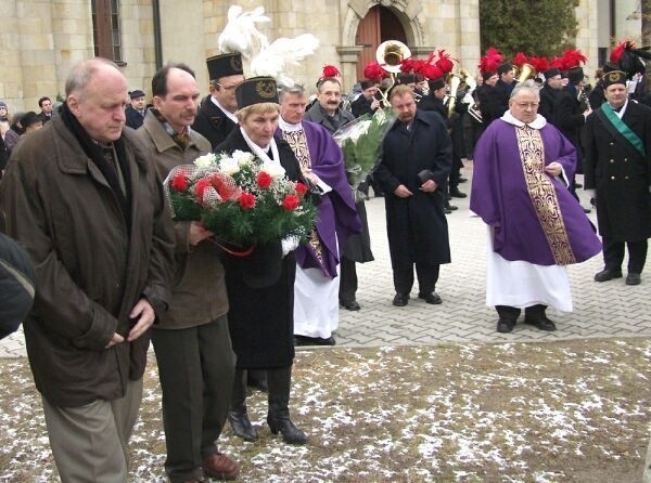 Uczestnicy złożyli kwiaty przed kapliczką księdza Jerzego...